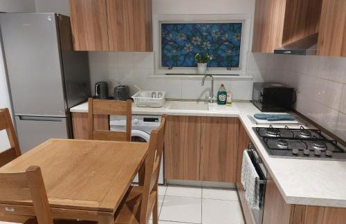 Cosy North Kensington Family apartment for 4 persons - Children stay free Netflix in all bedrooms Close to underground and overground stations - very convenient for Wembley Stadium - Foto 6