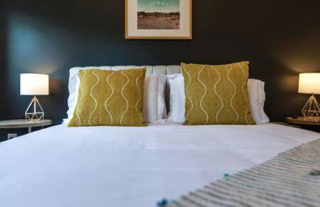 Charming East Nash Retreat, Walk to Dining Faves, Cozy Den, Workspace and Smart TVs, Plush Velvet Sofa, Full Kitchen & Garage, Near Mas Tacos & Five Points, 10 Min to Broadway, 24 Hr Hospitality - Foto 9