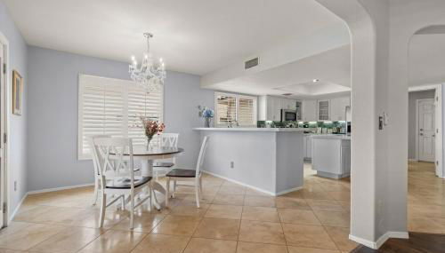 French Country Charm with Pool and Mountain Views - Foto 3