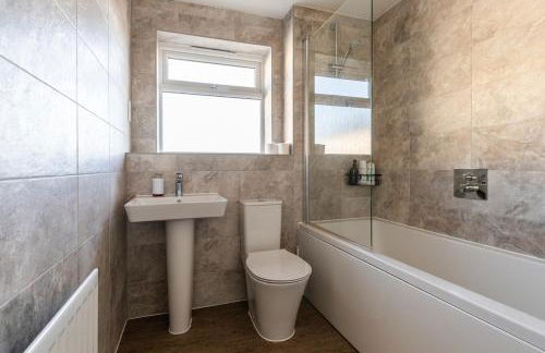 Lane End - Bright & Spacious 2-Bed Flat with Balcony & Parking - Foto 9