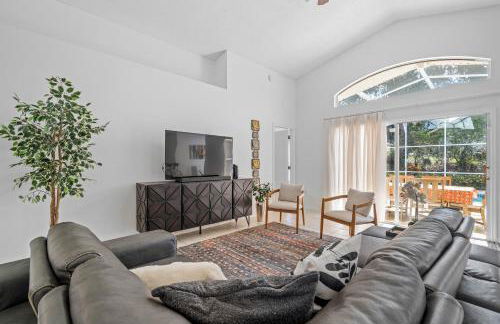 Stunning 4-bedroom Villa w/ Pool - Close to Disney Parks and Gulf Courses! - Photo 1