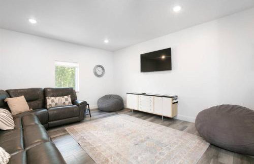 38-Acres of Luxury: 9BR, Indoor Pool, Gym, Near ND - Foto 26