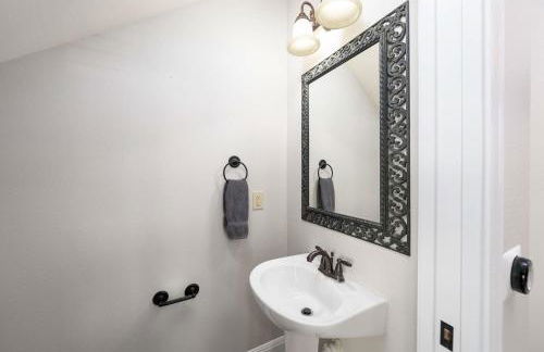 Upstay East Austin Retreat w Yard - 5min to Downtown - Foto 27