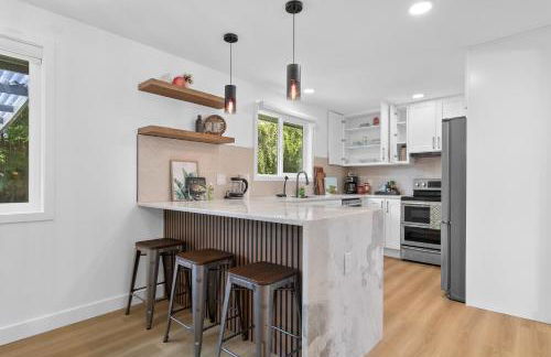 Family-Friendly 4BR Home with AC and Yard Near Airport - Foto 13