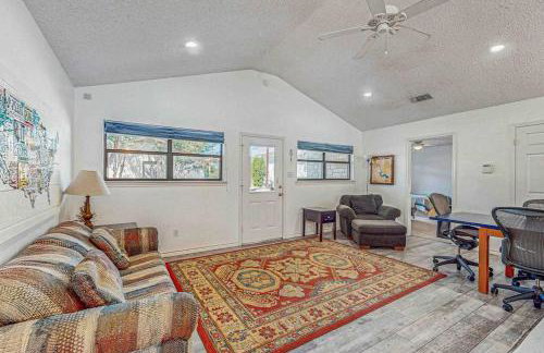 Spacious Lakefront Home with Water Views, WiFi & Private Washer/Dryer - Foto 10