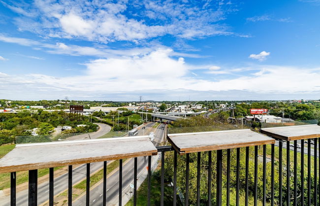 Lindsley by Avantstay Balcony Modern Design A Downtown Location - Photo 30
