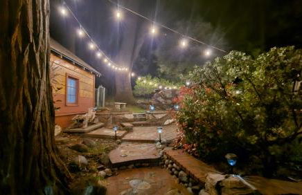 Knotty Pine Cabin with Artisan Stone Patio - Walk to Bass Lake - Foto 40