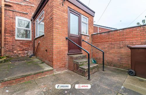 Wigan Work-Ready 3BR House Sleeps 6 Guests - Photo 13