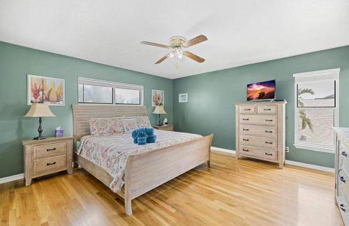 Waterfront home with pool and gameroom! - Foto 12