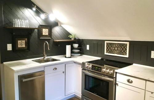 Snug Studio Retreat- Near to Aviation museum and Highway - Foto 1