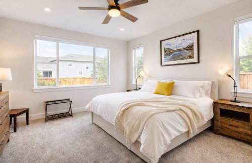 Scenic Modern Home with Private Patio & Fireplace - Foto 2