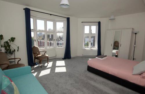 Beautiful large 3-bed coastal flat with parking. - Foto 47