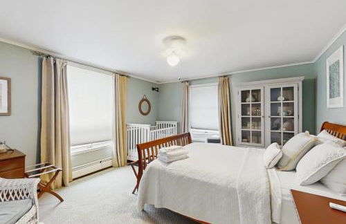 Steps to Crystal Lake! Group Getaway with Hot Tub - Foto 25