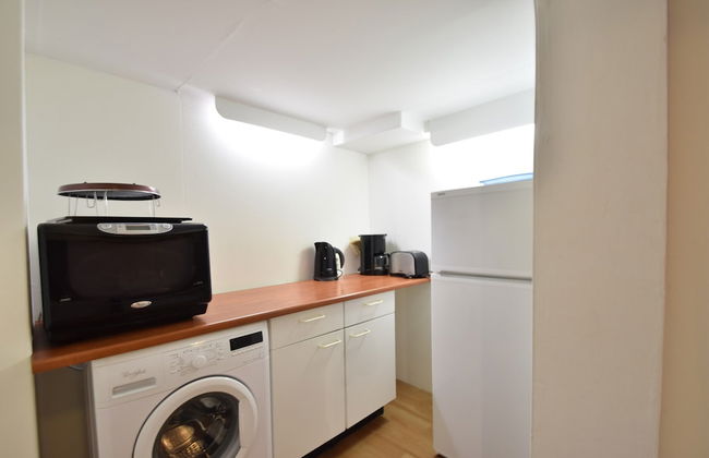 Timeless Charm and Cozy Stay - Photo 12