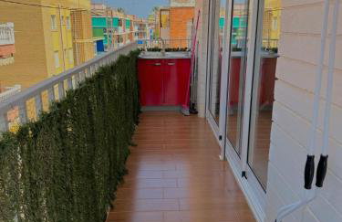 Apartamento con terraza y parking en primera línea - Foto 10