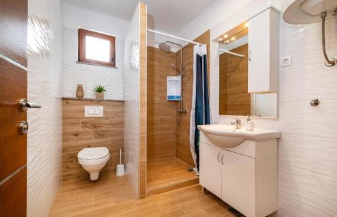 Awesome Home In Modric - Photo 48