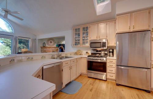 Scenic Smith Mountain Lake Getaway with Deck and Dock! - Foto 30