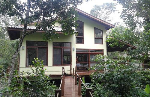 Beach house surrounded by lush nature - Foto 1