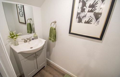 Spacious 2-Bedroom Townhouse with Pool & Private Patio in Central Las Vegas - Foto 17