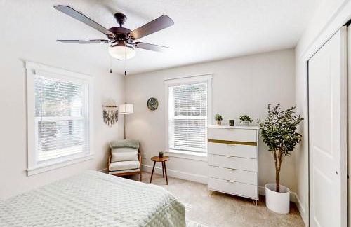 Brand new home with open layout, office, & great location - dog-friendly - Foto 19