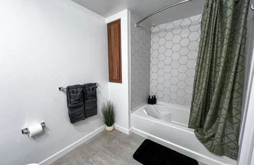 Modern Cosmopolitan APT Mid Hollywood with Free Parking 10mins to Universal Studios - Photo 33