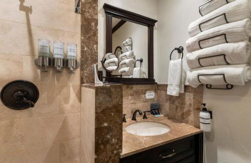 Castle Stay by Gathering Place Hot Tub & Fire Pit - Foto 32