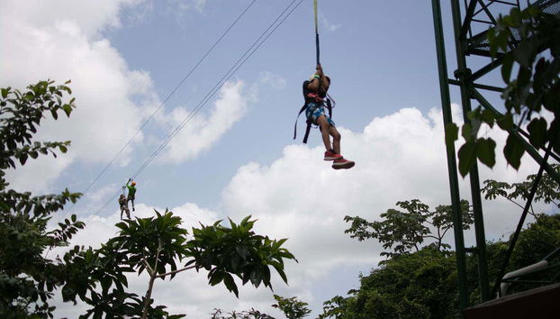 Descendo pela tirolesa de Anamuya