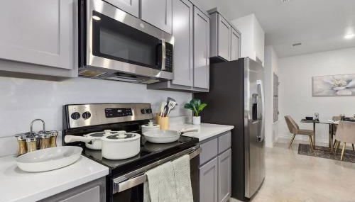 NEW 1 Story Townhome 6 BDs 5 Mile Baylor Scott & White Fenced Backyard - Professionally Managed by Stay Albatross - Foto 3