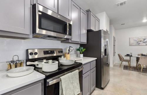 NEW 1 Story Townhome 6 BDs 5 Mile Baylor Scott & White Fenced Backyard - Professionally Managed by Stay Albatross - Foto 3