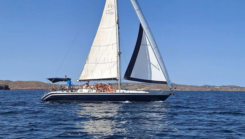 Menorca en velero, tour de día completo - Foto 3, Surcando las cristalinas aguas de Menorca