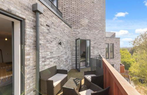 Luxury 3BR Apt Sleeps 10, Wembley & Park Views - Photo 34