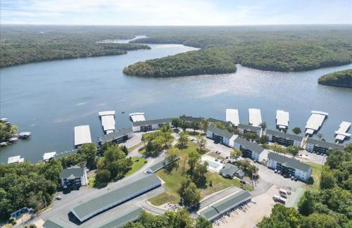 Lakefront Osage Beach Condo + Workspace w/ Pool Views - Foto 48