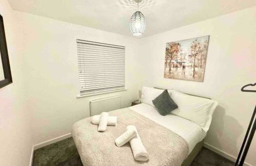 Swindon 3 Bedroom spacious home parking & garden - Foto 9