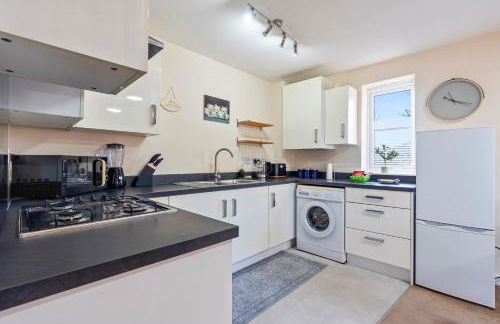 Balmoral Court -Sleeps 6 - Free Parking with Workspace - Balcony & High-Speed WiFi - Foto 22