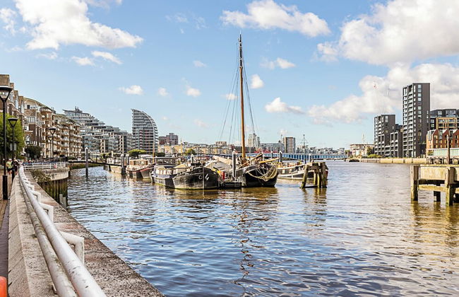 Luxurious 3-bed Sky-high Battersea Gem - Foto 32