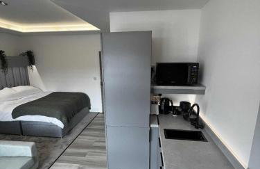 Resilets - Mood Studio 2 - Central Modern 2 Bed - Photo 10