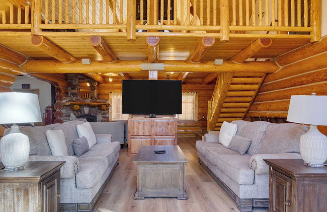 Pinetree Place by Avantstay Group Cabin w/ Hot Tub Minutes to the Lake - Photo 13