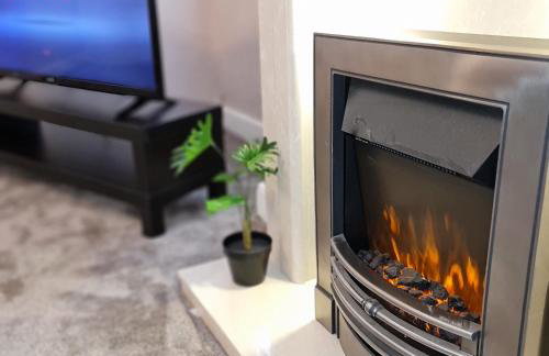 Large 3 Bed Flat, Free Parking-by Holiday Homes - Foto 23