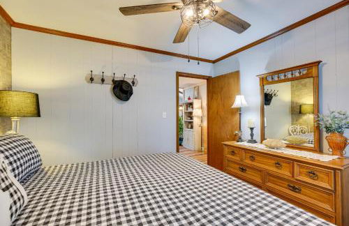 Oak Island Vacation Rental with Decks, Walk to Beach - Foto 18