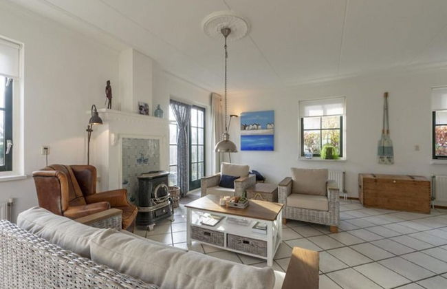 Beautifully Situated Luxury Villa on the Water - Foto 73