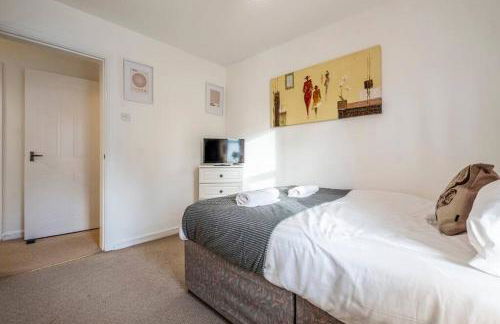 Spacious Apartment with Parking! - Photo 16