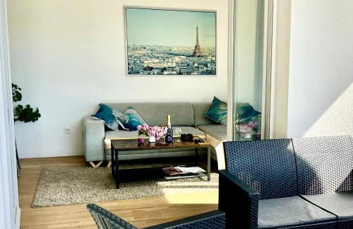Lumière Parisienne Spacious 2BR Apartment with Terrace Free Parking Near Metro Line 13 - Foto 1