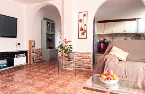 Serene mountain views Spacious garden and sole use of the 10x5m pool - Foto 10