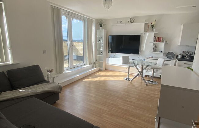 Captivating 1-bed Apartment in Barking - Photo 20