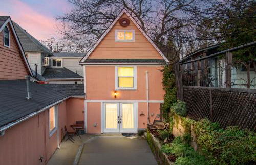 The Carriage House Chic Treetop Loft and Hot Tub - Foto 1