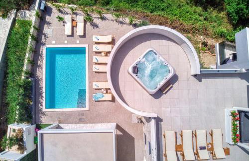 VILLA CVITA is a modern 5-bedroom villa with a Jacuzzi, a Gym and Finnish Sauna, a heated pool, and amazing views - Foto 3