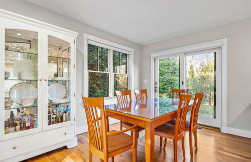 Modern Family Home Walkable to Town - Foto 16