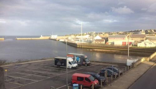 Centrally located 2 bed modern flat with harbour views - Foto 2