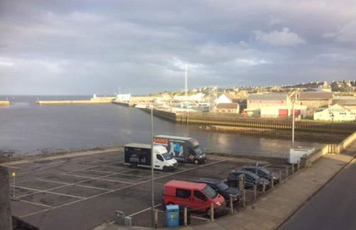 Centrally located 2 bed modern flat with harbour views - Photo 2