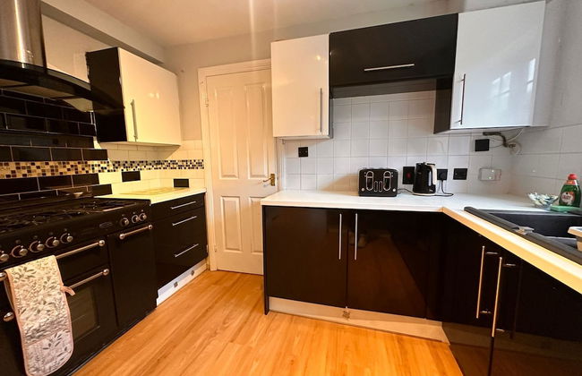 Stunning 4 Bed House With Parking in Wolverhampton - Foto 6